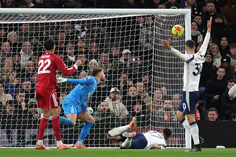 بثنائية إيزاك وإيكيتيكي.. ليفربول يسقط توتنهام في الدوري الإنجليزي